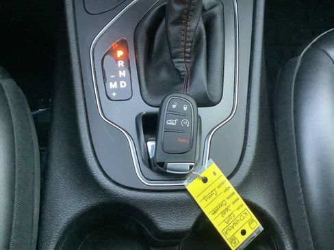 Used 2019 Jeep Cherokee Trailhawk w/ Comfort/Convenience Group AWD/4WD image 19