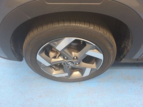 Used 2025 Hyundai Venue SEL FWD image 13