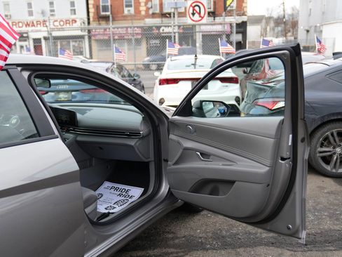 Used 2023 Hyundai Elantra SEL w/ Convenience Package image 11