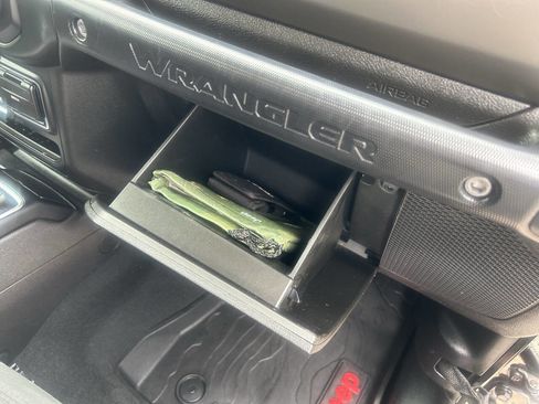 Used 2019 Jeep Wrangler Sport image 18