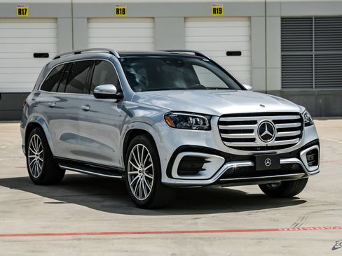 Used 2025 Mercedes-Benz GLS 580 4MATIC image 23
