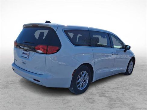 Certified 2023 Chrysler Voyager LX image 5