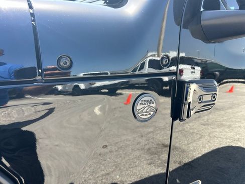 Used 2024 Jeep Gladiator Sport AWD/4WD image 19