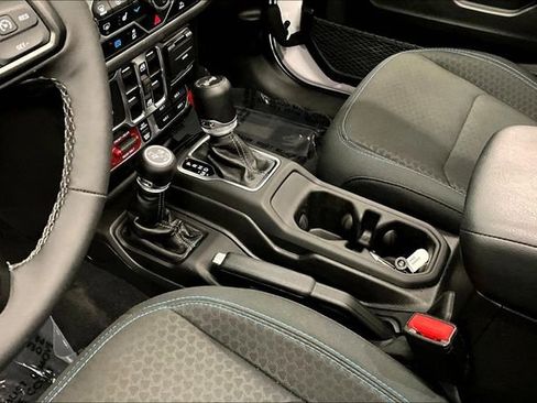 Used 2025 Jeep Wrangler Unlimited Rubicon 4xe w/ Convenience Group AWD/4WD image 18