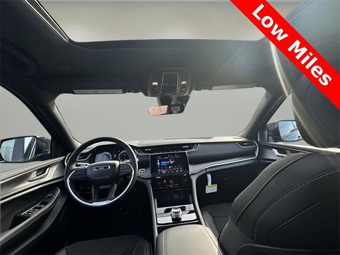 Used 2025 Jeep Grand Cherokee Altitude image 12