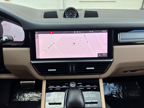 Used 2020 Porsche Cayenne Turbo AWD/4WD image 25
