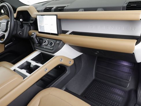 Used 2025 Land Rover Defender 110 S image 21