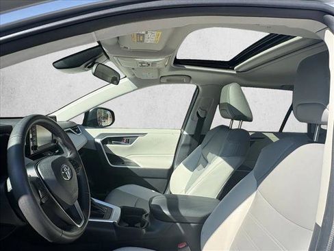 Used 2021 Toyota RAV4 XLE Premium image 11