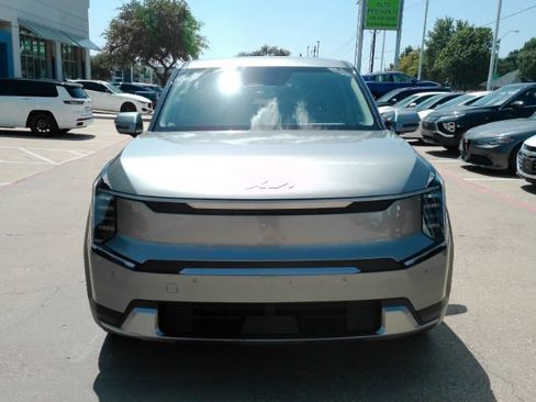 Used 2024 Kia EV9 Light Long Range RWD image 2