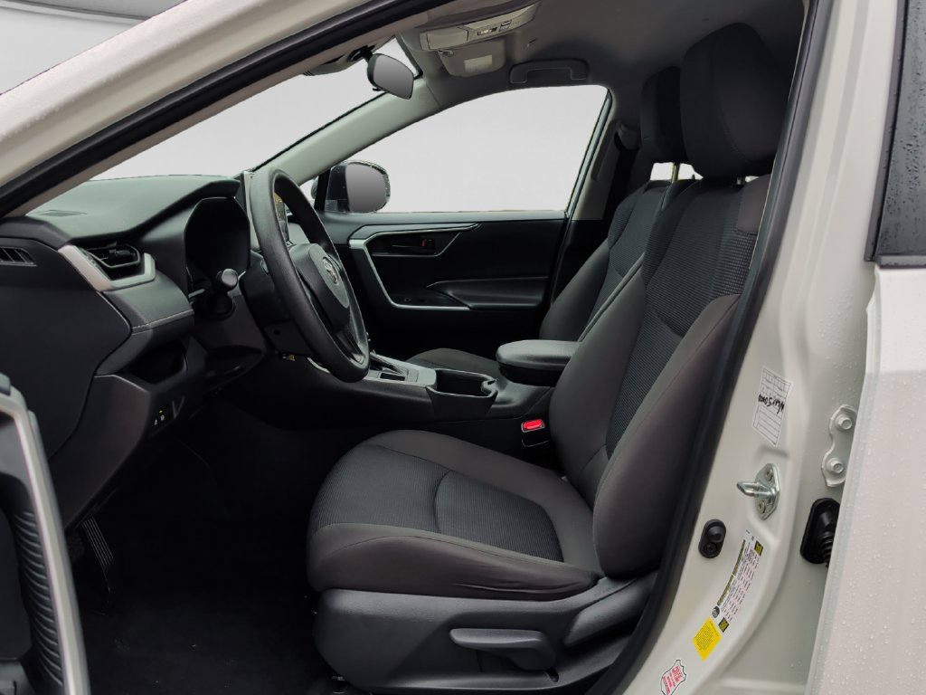 Used 2025 Toyota RAV4 LE AWD/4WD image 16