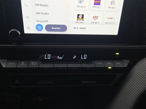 Used 2025 Toyota Camry SE image 29