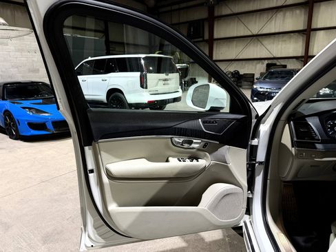 Used 2020 Volvo XC90 T5 Momentum w/ Protection Package Premier FWD image 11