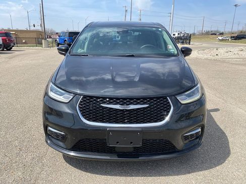 Used 2023 Chrysler Pacifica Touring-L image 16