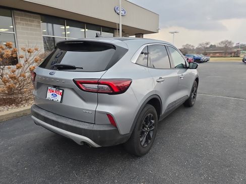 Used 2023 Ford Escape Active w/ Tech Pack #2 AWD/4WD image 2