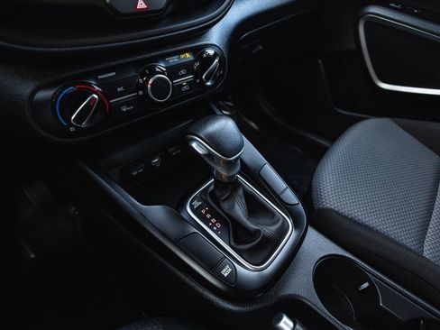 Used 2022 Kia Soul LX image 16