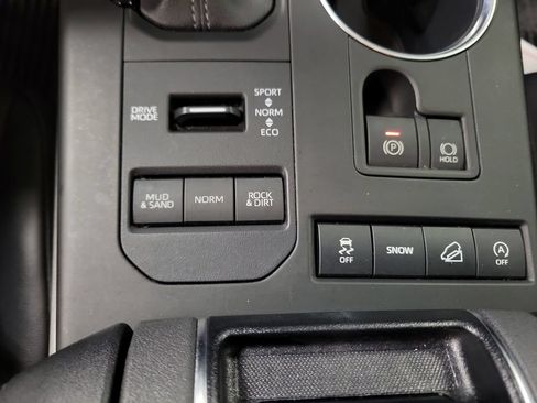 Used 2022 Toyota Highlander XLE AWD/4WD image 19