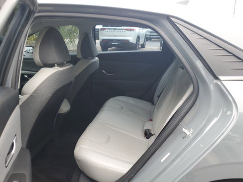 Used 2022 Hyundai Elantra Limited image 11