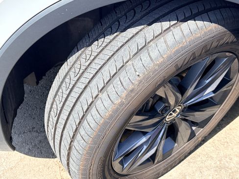 Used 2022 Volkswagen Tiguan SE w/ Panoramic Sunroof Package FWD image 36