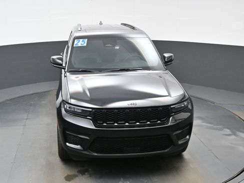 Used 2025 Jeep Grand Cherokee Altitude image 40