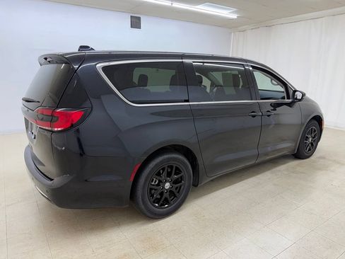 Used 2023 Chrysler Pacifica Touring-L FWD image 6