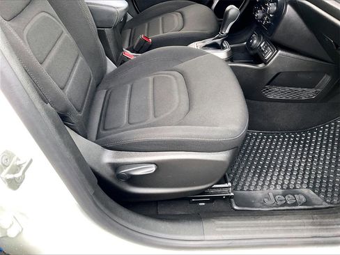 Used 2022 Jeep Renegade Latitude image 34