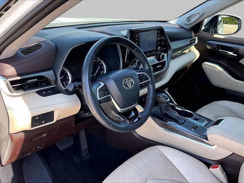 Used 2022 Toyota Highlander Limited FWD image 18