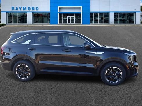 Used 2025 Kia Sorento S image 2