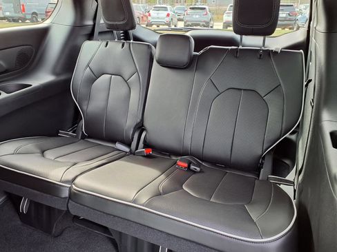 New 2026 Chrysler Pacifica Limited w/ S Appearance Package FWD image 14