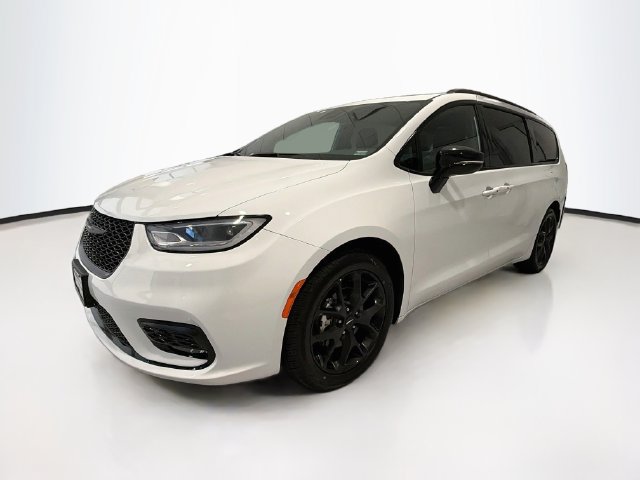 Used 2025 Chrysler Pacifica Limited FWD image 3