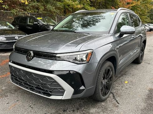 Used 2025 Volkswagen Taos SE image 3