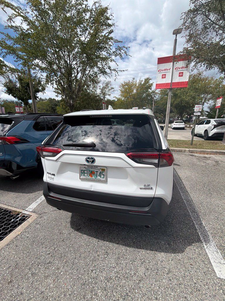 Used 2021 Toyota RAV4 LE AWD/4WD image 11