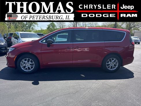 Used 2025 Chrysler Pacifica Select FWD image 4