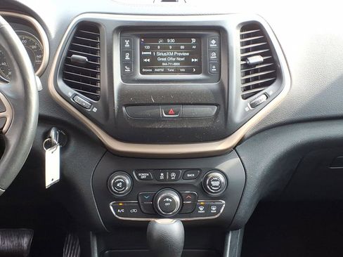 Used 2016 Jeep Cherokee Latitude AWD/4WD image 11