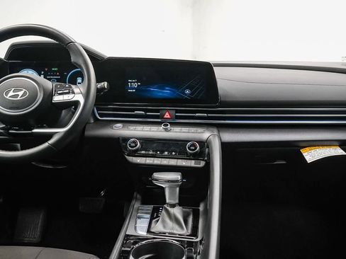 Used 2025 Hyundai Elantra SEL image 13