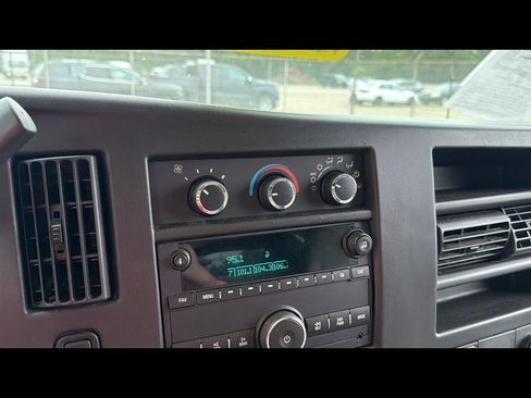 Used 2017 Chevrolet Express 2500 RWD image 17