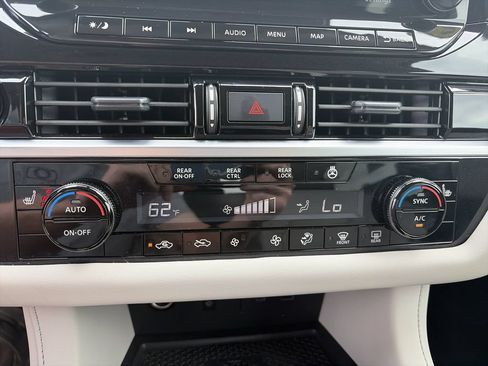Used 2025 Nissan Pathfinder SL FWD image 25