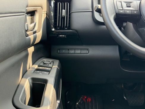 Used 2023 Nissan Pathfinder S image 33