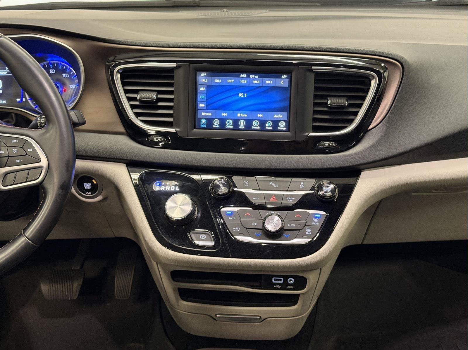 Used 2018 Chrysler Pacifica Touring-L FWD image 33