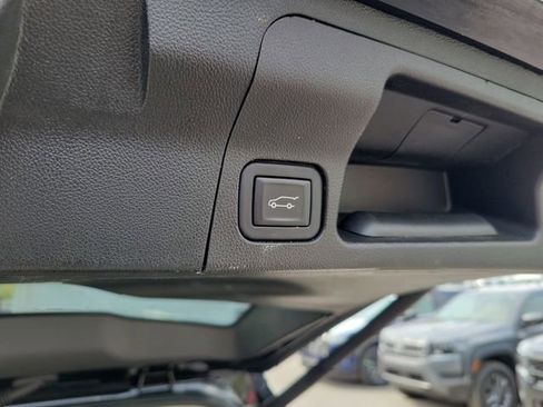 Used 2023 GMC Acadia SLT image 9