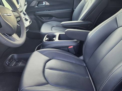 Used 2026 Chrysler Pacifica Select w/ S Appearance Package FWD image 7