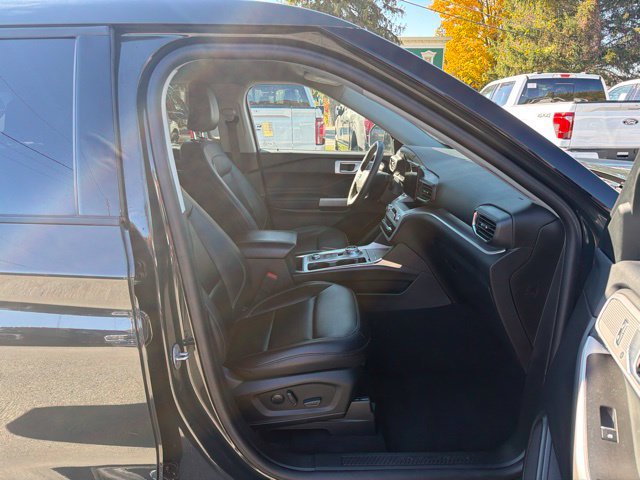 Used 2024 Ford Explorer XLT w/ Equipment Group 202A AWD/4WD image 32