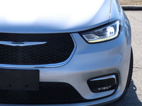 Used 2023 Chrysler Pacifica Touring-L image 14