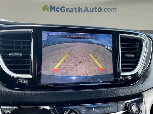 Used 2023 Chrysler Pacifica Touring-L FWD image 16