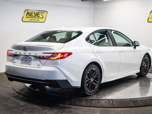 Used 2025 Toyota Camry SE image 4