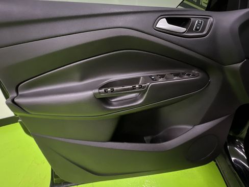 Used 2018 Ford Escape SE w/ Ford Safe & Smart Package FWD image 16