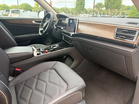 Used 2025 Volkswagen Atlas SE FWD image 24