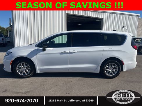 Used 2025 Chrysler Pacifica Select image 2