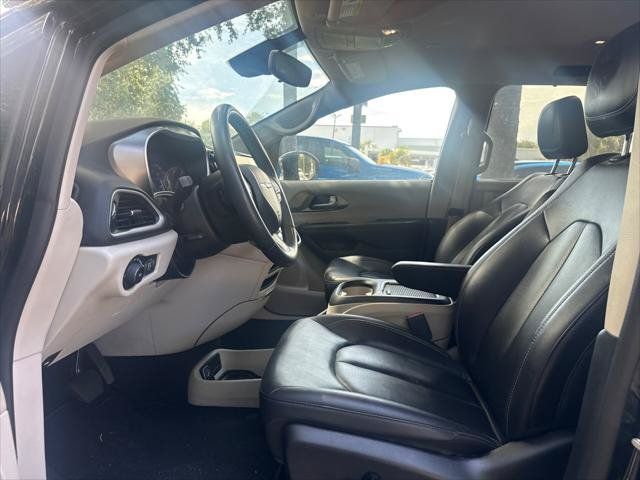 Used 2024 Chrysler Pacifica Touring-L FWD image 13