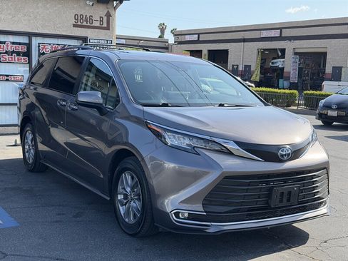 Used 2022 Toyota Sienna XLE w/ XLE Plus Package FWD image 3
