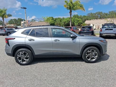 Used 2025 Chevrolet Trax LT w/ LT Convenience Package FWD image 4